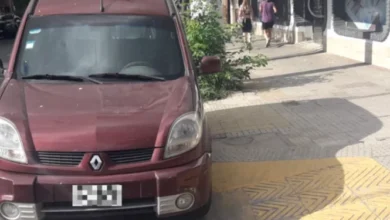 Imagen de un vehículo mal estacionado en una rampa para personas con discapacidad