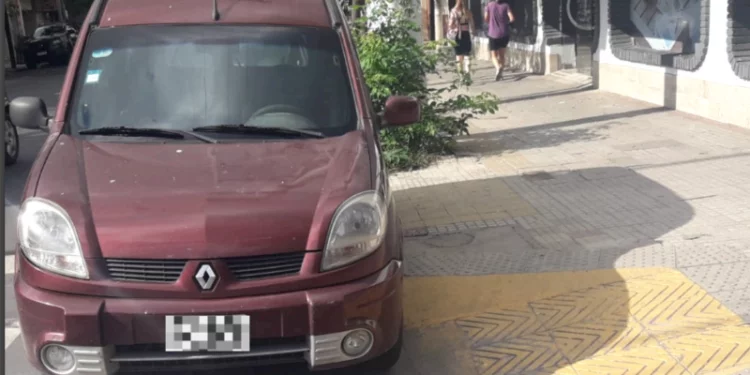 Imagen de un vehículo mal estacionado en una rampa para personas con discapacidad