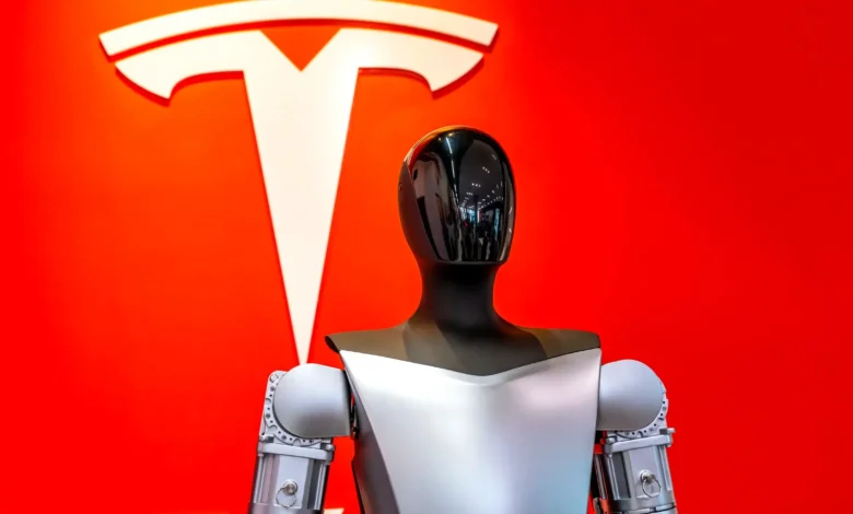 Imagen del robot humanoide Optimus de Tesla