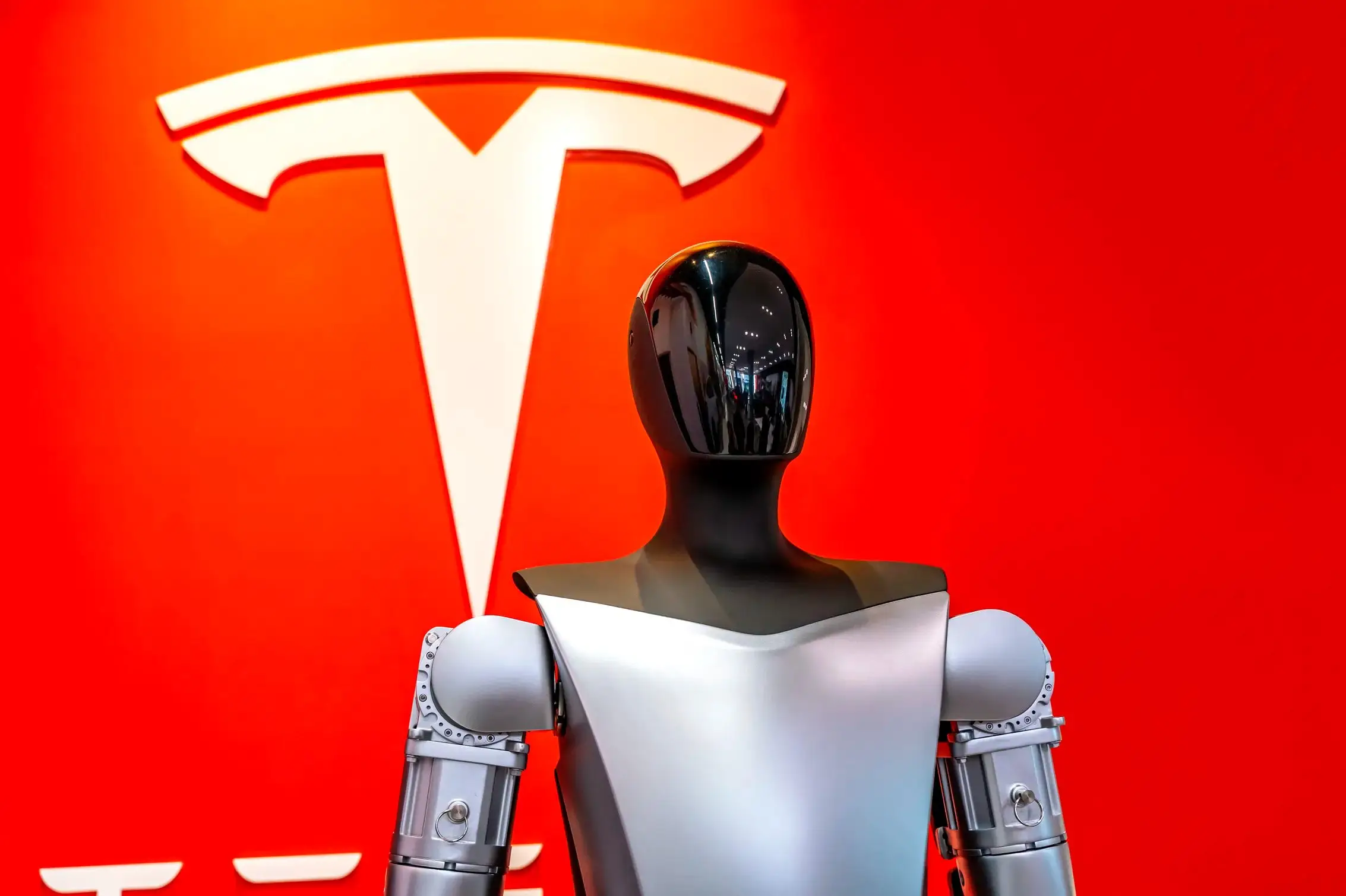 Imagen del robot humanoide Optimus de Tesla
