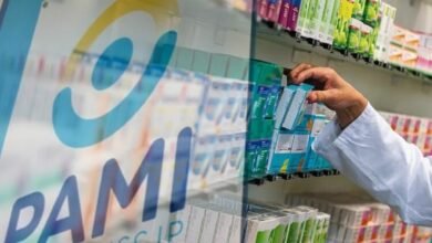 Farmacia con medicamentos y un titular que dice 'PAMI en números rojos'