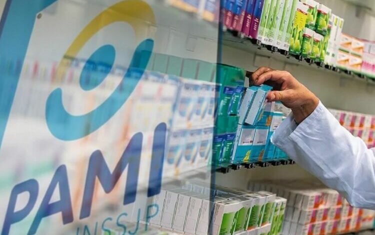Farmacia con medicamentos y un titular que dice 'PAMI en números rojos'