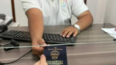 Niño con pasaporte y permiso de viaje