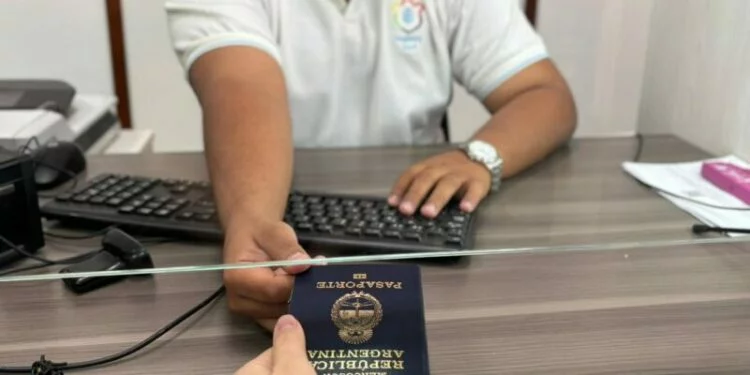 Niño con pasaporte y permiso de viaje