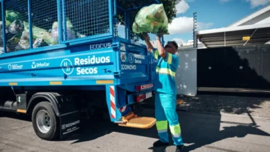 Persona separando residuos en dos contenedores