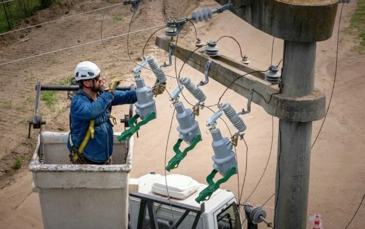 Reconectadores inteligentes instalados en Calamuchita para mejorar la seguridad eléctrica