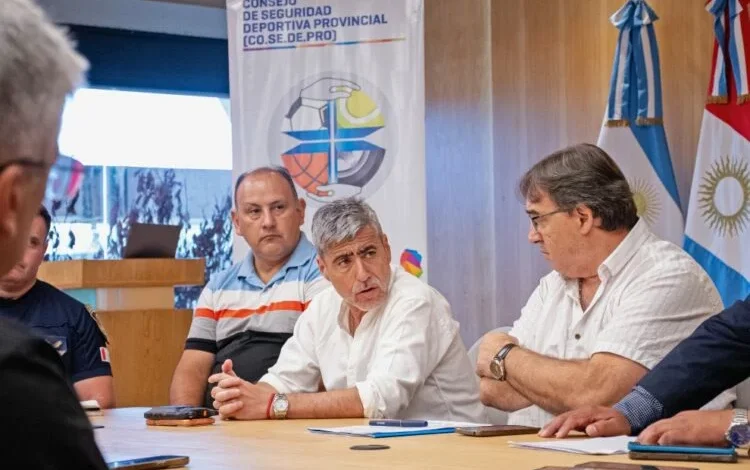 Imagen de un estadio de fútbol con seguridad desplegada