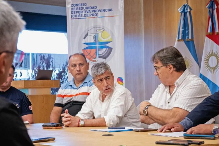 Imagen de un estadio de fútbol con seguridad desplegada