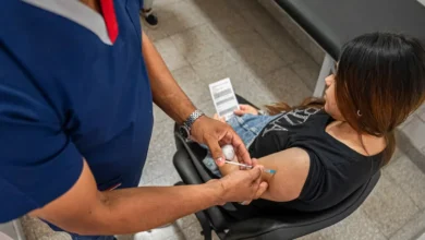 Mujer embarazada recibiendo una vacuna en un centro de salud