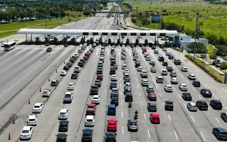 Turistas disfrutando en la costa de Córdoba