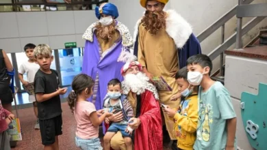 Los Reyes Magos entregan regalos a niños internados en un hospital de Córdoba