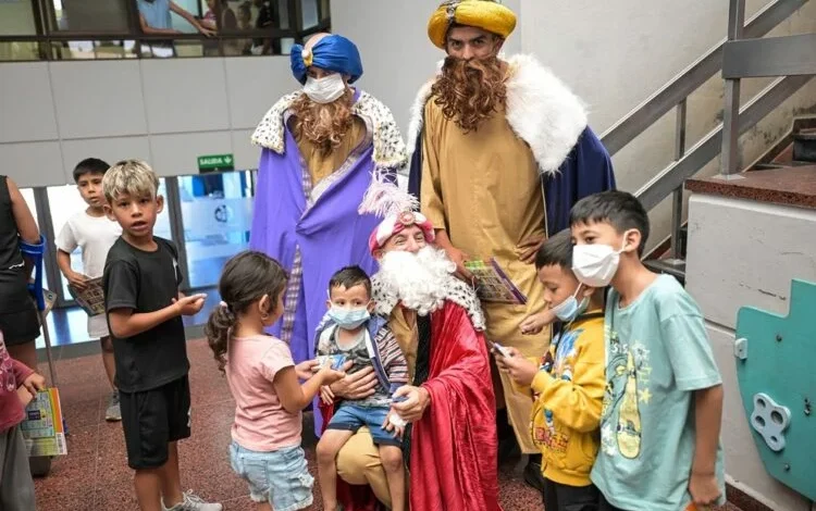 Los Reyes Magos entregan regalos a niños internados en un hospital de Córdoba