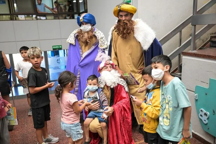 Los Reyes Magos entregan regalos a niños internados en un hospital de Córdoba