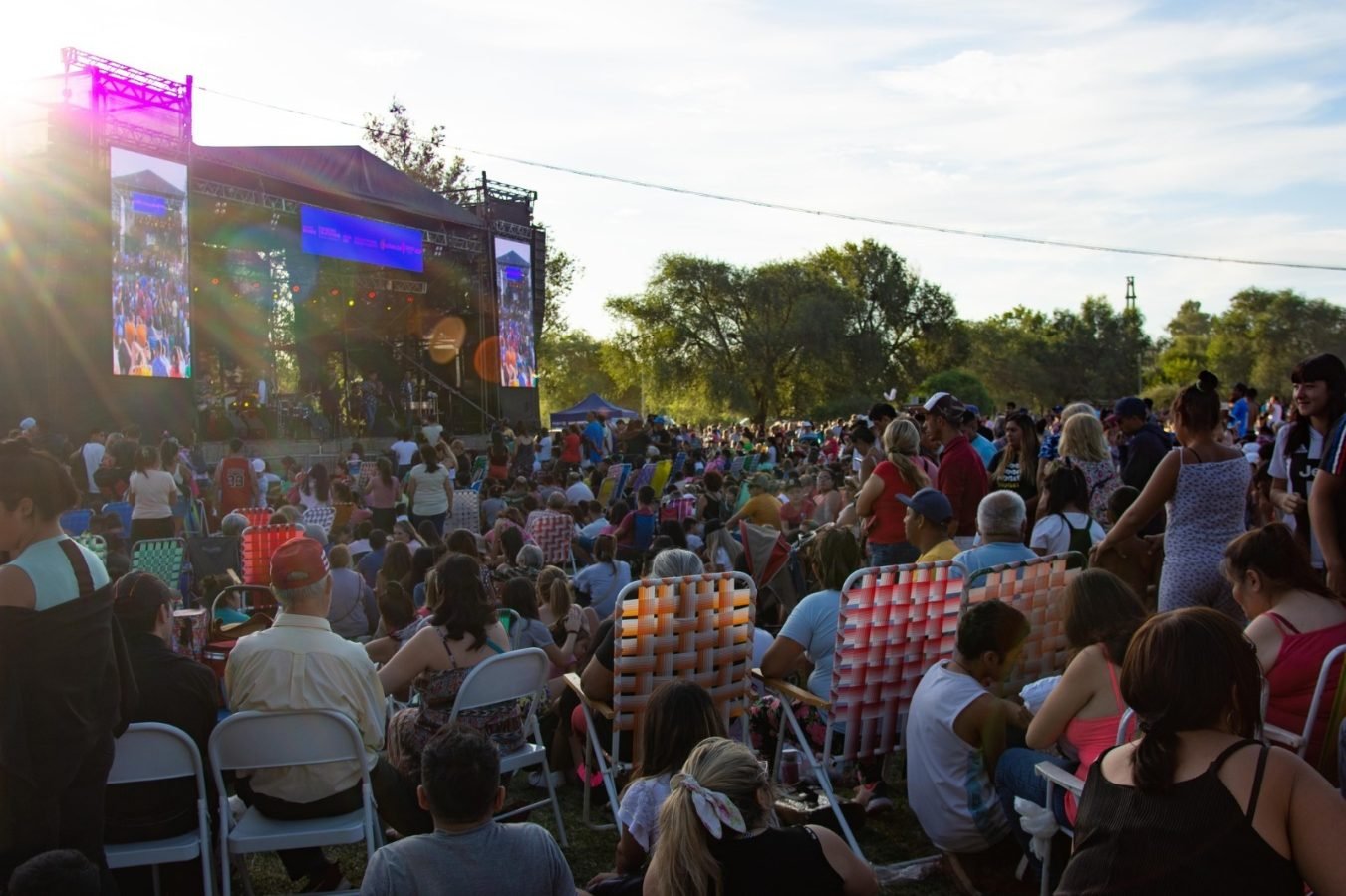 Imagen de una persona disfrutando de un concierto al aire libre en Córdoba