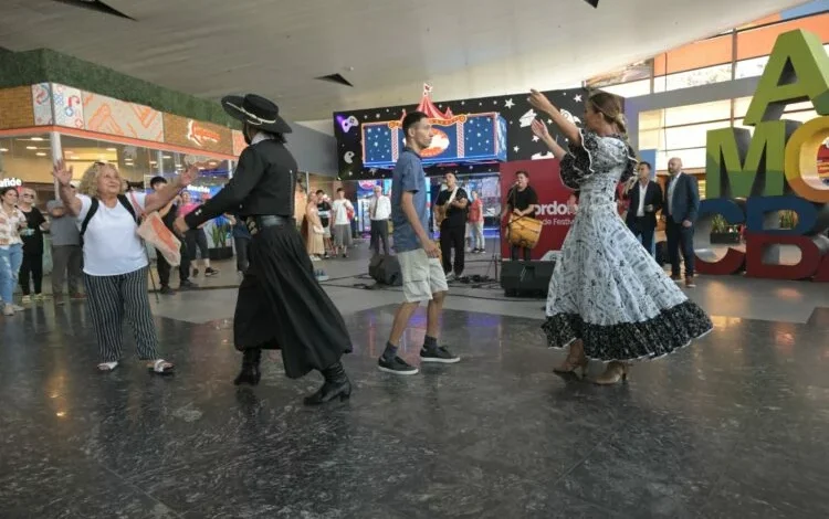 Intervención artística en la Terminal de Ómnibus de Córdoba