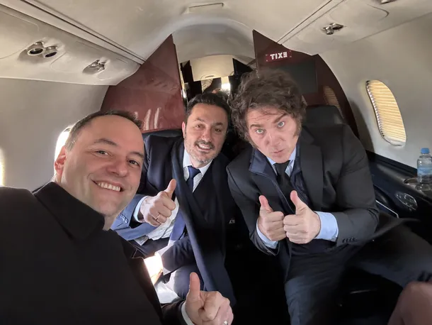 Javier Milei y Manuel Adorni en una reunión oficial