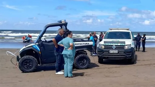 Imagen de un rescate en la costa de Santa Teresita