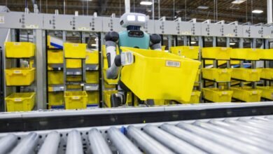 Robots trabajando en una fábrica de Amazon