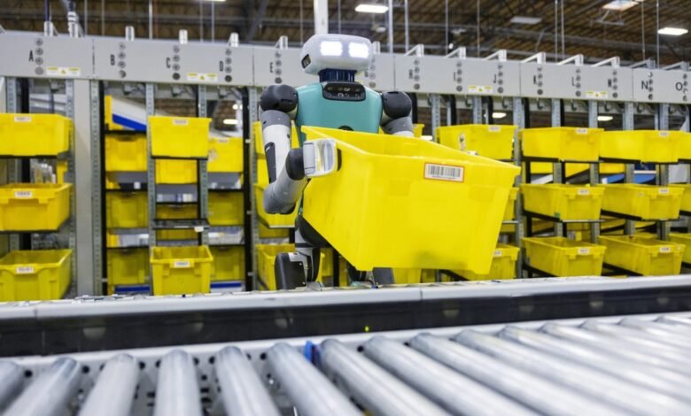 Robots trabajando en una fábrica de Amazon