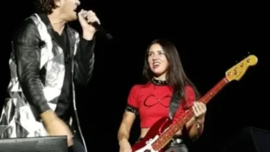 Andrés Ciro Martínez y Luli Bass en concierto con Los Piojos