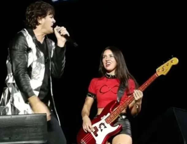 Andrés Ciro Martínez y Luli Bass en concierto con Los Piojos