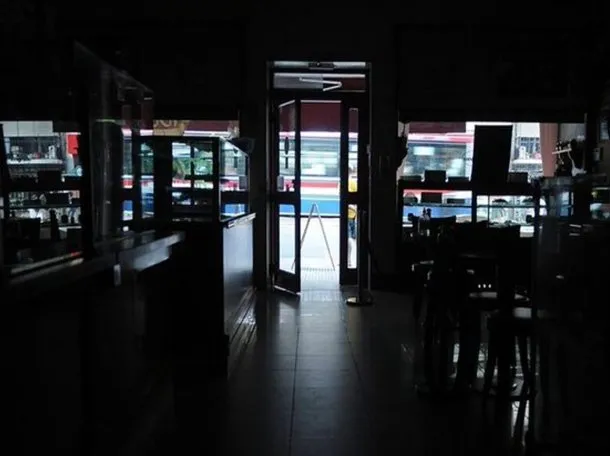 Imagen de un apagón en el AMBA con personas afectadas