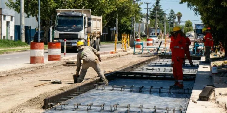 Imagen de la avenida Vélez Sarsfield con obras de renovación del desagüe pluvial