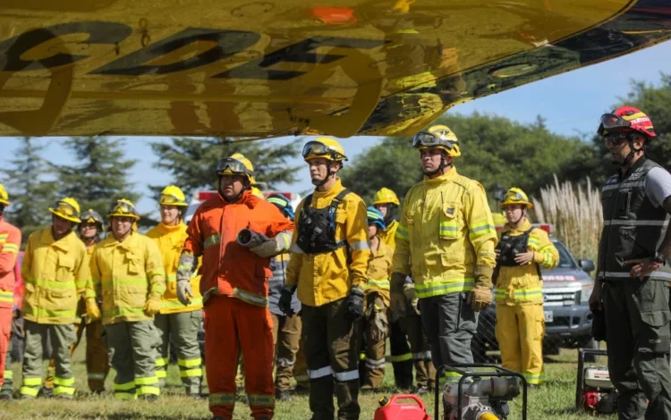 Avión hidrante anfibio en acción contra incendios forestales