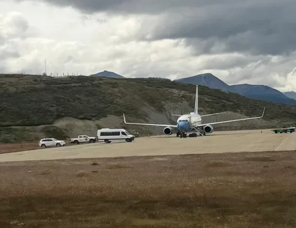 Avión del Departamento de Defensa de EE.UU. en el Aeropuerto de Ushuaia
