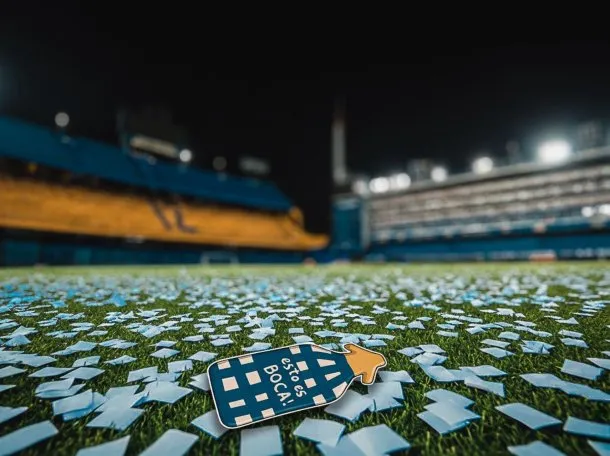 Imagen de La Bombonera iluminada para el partido entre Boca y Millonarios