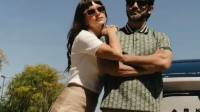 Brenda Gandini y Gonzalo Heredia con su perrito Bukito