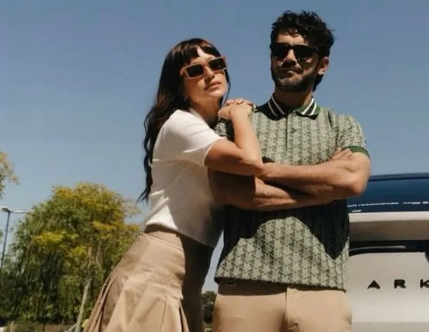 Brenda Gandini y Gonzalo Heredia con su perrito Bukito