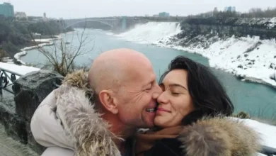Foto de Bruce Willis y su esposa Emma Heming en un parque de diversiones