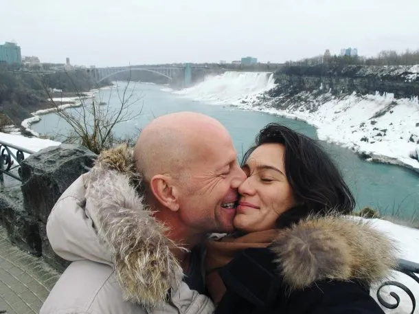 Foto de Bruce Willis y su esposa Emma Heming en un parque de diversiones