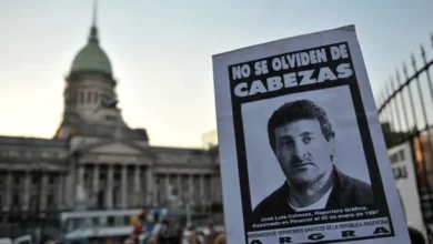 Fotografía de José Luis Cabezas, con un texto que dice '29 años del asesinato de José Luis Cabezas'
