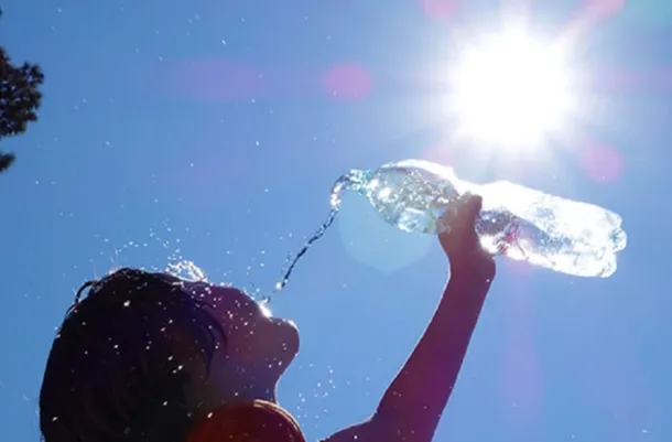 Imagen de un termómetro con temperaturas altas