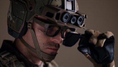 Soldado con casco de realidad aumentada en el campo de batalla
