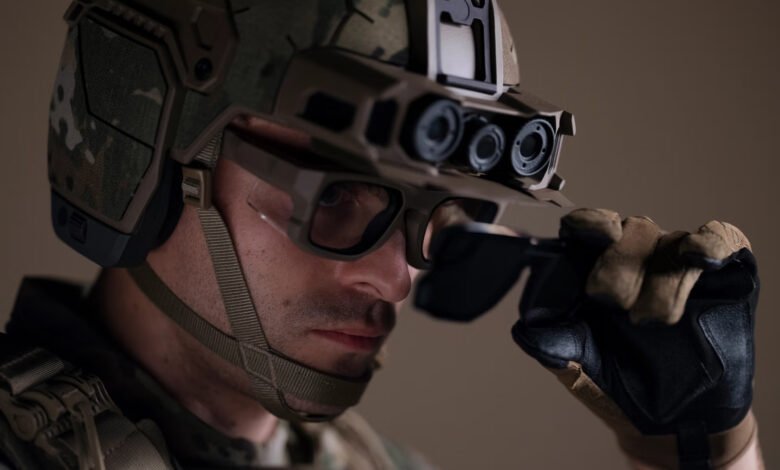 Soldado con casco de realidad aumentada en el campo de batalla