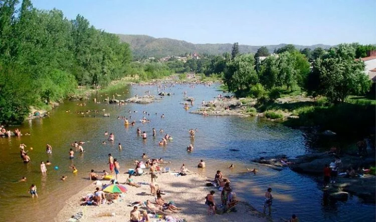 Turistas disfrutando del verano en las sierras de Córdoba