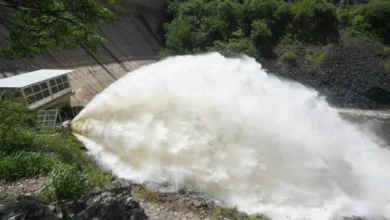 Imagen del dique San Roque con la válvula abierta y agua cayendo