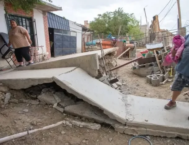 Imagen de daños en Comodoro Rivadavia después del deslizamiento de tierras