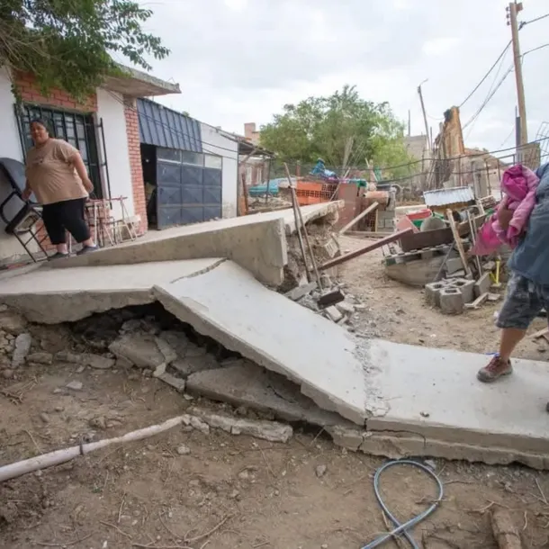 Imagen de daños en Comodoro Rivadavia después del deslizamiento de tierras