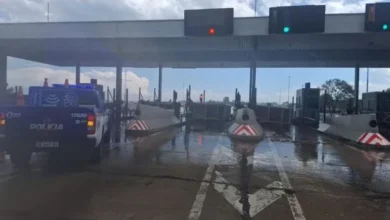 Imagen de la cabina de peaje destruida por el temporal en Córdoba