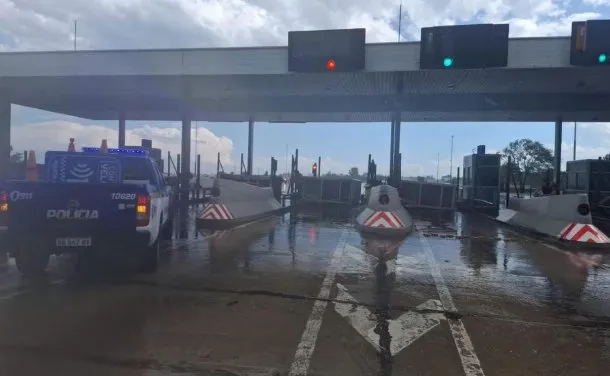 Imagen de la cabina de peaje destruida por el temporal en Córdoba