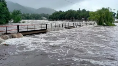Imagen de una persona llevando un bidón de agua en Punilla Sur