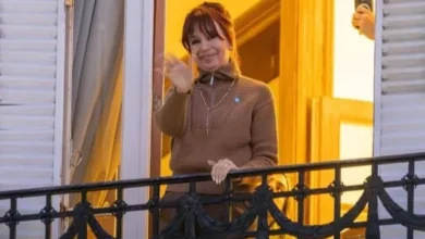 Cristina Kirchner en el balcón de su departamento en San José 1111, Constitución