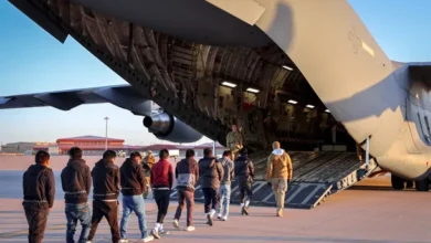 Imagen de un avión en el que se transportan deportados