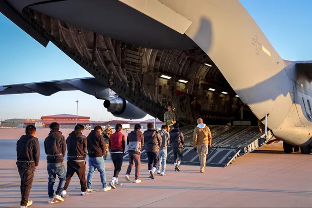Imagen de un avión en el que se transportan deportados