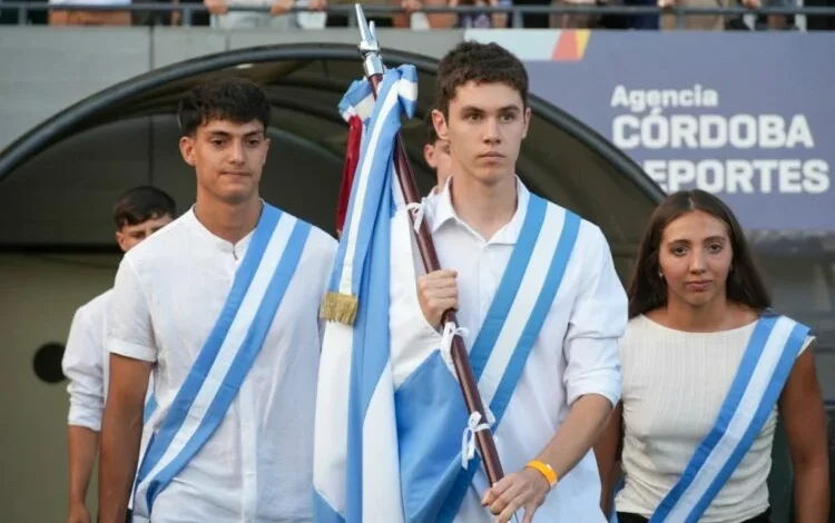 Estudiantes practicando deportes en una escuela de Córdoba