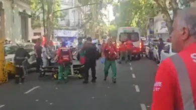 Imagen de un centro médico con un techo derrumbado